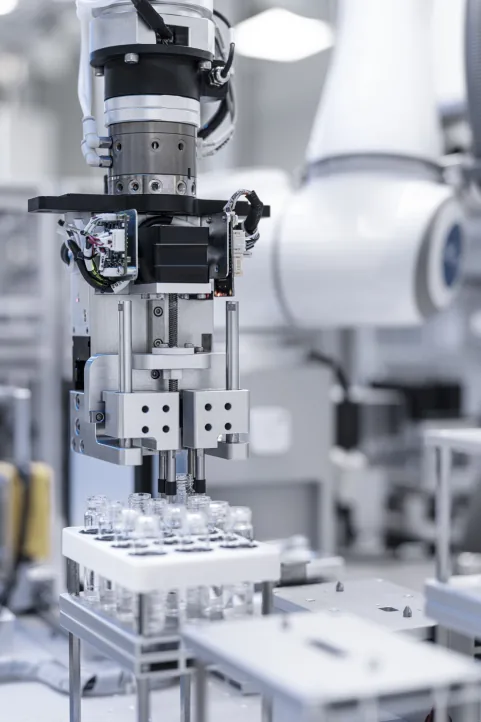 Automated laboratory equipment supporting AiFChem molecular research